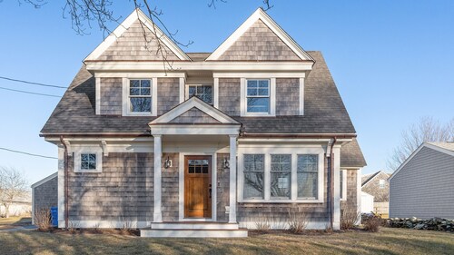 Newly remodeled home-Stay close to beach w/easy access to Newport