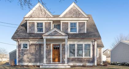 Newly remodeled home-Stay close to beach w/easy access to Newport