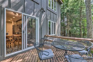 Outdoor dining - Unwind Fireside & Walk to Slopes! Poconos Getaway (Lake Harmony)