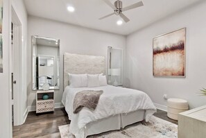 2 bedrooms, desk, iron/ironing board, travel cot - New Luxurious & Beautiful! - 2br/2ba w/ Pool! (New Orleans)