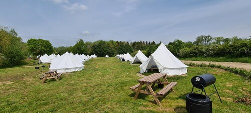 The Elm Tent 4 Persons Glamping in Woodlands