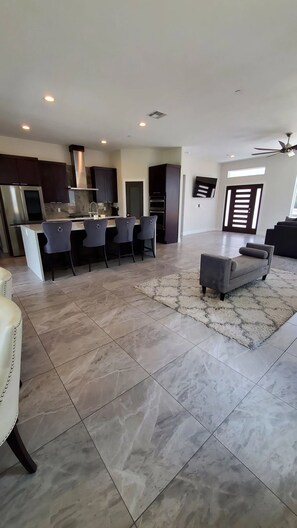 TV connectée, cheminée, espaces bureaux