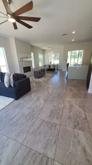 TV connectée, cheminée, espaces bureaux