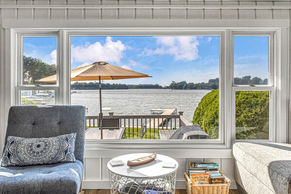 Téléviseur connecté, foyer, livres