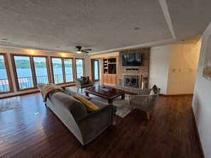 Smart TV, fireplace