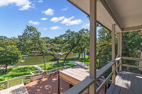 Lake House with great lake views, Swim Spa, Large Porch ,Boat dock pet freinly