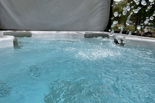 Banyera d'hidromassatge a l'aire lliure