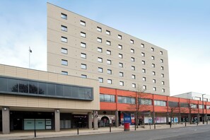 A modern hotel with a flat facade, multiple windows, and a prominent entrance with a glass canopy. - Premier Inn München City Zentrum (Munich)