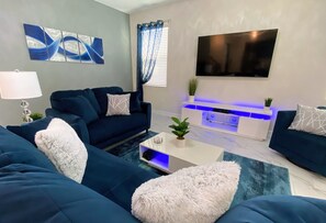 Smart-tv, tv-spel, bordsfotboll och ett filmbibliotek