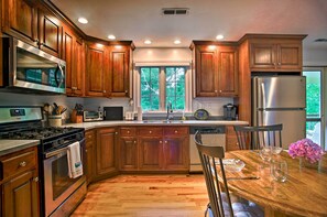 Fridge, microwave, stovetop, dishwasher