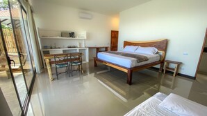 Un dormitorio con una cama grande, un escritorio y una silla.