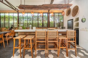 Kylskåp, mikrovågsugn, ugn och kaffe- och tebryggare