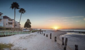 Playa en los alrededores, camastros y toallas de playa
