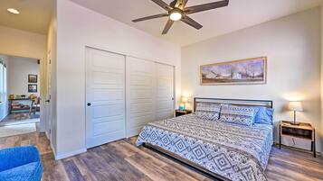 3 bedrooms, desk, travel crib, internet
