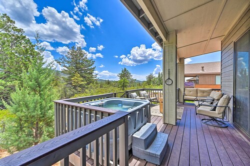 Hot Tub & Views: 'Mountain High Pines Retreat'