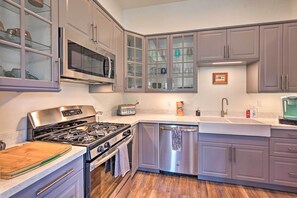 Fridge, microwave, stovetop, dishwasher