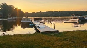 A lakeside dock with boats and a wooden pier. - Cozy Crystal Lakefront Cottage (Plymouth)