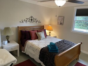 2 bedrooms, desk, iron/ironing board, free WiFi - Olive House w/Wet Room Near Asheville & Biltmore - Clean and Pup-friendly! (Asheville)