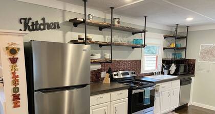 Olive House w/Wet Room Near Asheville & Biltmore - Clean and Pup-friendly!