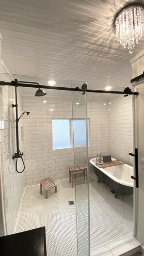 Bathtub, hair dryer, towels, soap - Olive House w/Wet Room Near Asheville & Biltmore - Clean and Pup-friendly! (Asheville)