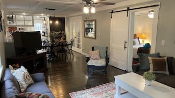 智能电视、DVD 播放器、书、立体声音响