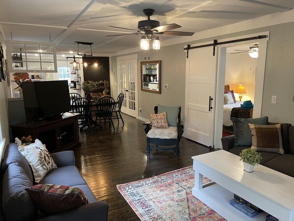 Smart TV, DVD player, books, stereo