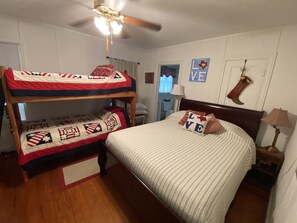 1 slaapkamer, een bureau, beddengoed