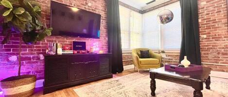 Télévision, cheminée, chaßne hi-fi