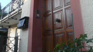 A wooden door with a metal gate, a mailbox, and a balcony with a railing. - ARTHUR Historic vacation home Moselle (Mülheim (Mosel))