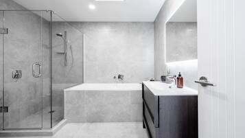 Ático, 3 habitaciones (Apartment) | Baño | Ducha, secador de pelo, zapatillas y toallas