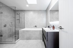 Bathroom - Sunrise Garden Suites (Auckland)