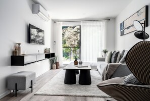 Laptop workspace, blackout curtains, soundproofing, iron/ironing board - Sunrise Garden Suites (Auckland)