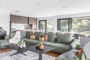 Una sala de estar moderna con un sofá, una mesa de centro y un comedor.