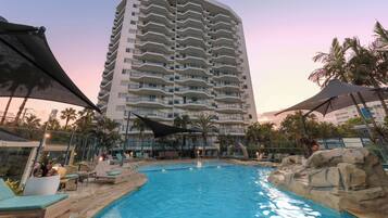 حمّام سباحة خارجي، مظلات على حمّام السباحة، مقاعد للتشمس