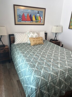 3 bedrooms, in-room safe, iron/ironing board, free WiFi - Close to beach and kids park! Angelfish Cottage Clean and new and fully stocked  (South Haven)