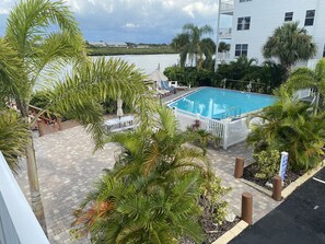 Alberca al aire libre y alberca climatizada