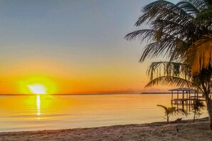 On the beach - Waterfront Caribbean getaway with private dock *Gold Standard Certified (Placencia)