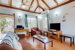 TV - Waterfront Caribbean getaway with private dock *Gold Standard Certified (Placencia)