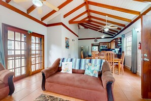 TV - Waterfront Caribbean getaway with private dock *Gold Standard Certified (Placencia)