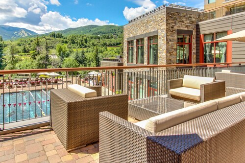Beautiful third-floor condo steps from river & gondola with hot tub & pool