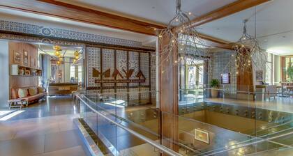 Beautiful third-floor condo steps from river & gondola with hot tub & pool