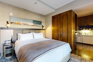 Escritorio, tabla de planchar con plancha, wifi y ropa de cama