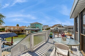 Outdoor dining - Fun Family Retreat W/ Fast WiFi, Canal Access, Large Deck, & More - Dogs Welcome (Tiki Island)
