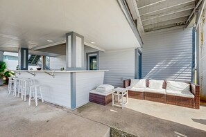 Terrace/patio - Fun Family Retreat W/ Fast WiFi, Canal Access, Large Deck, & More - Dogs Welcome (Tiki Island)