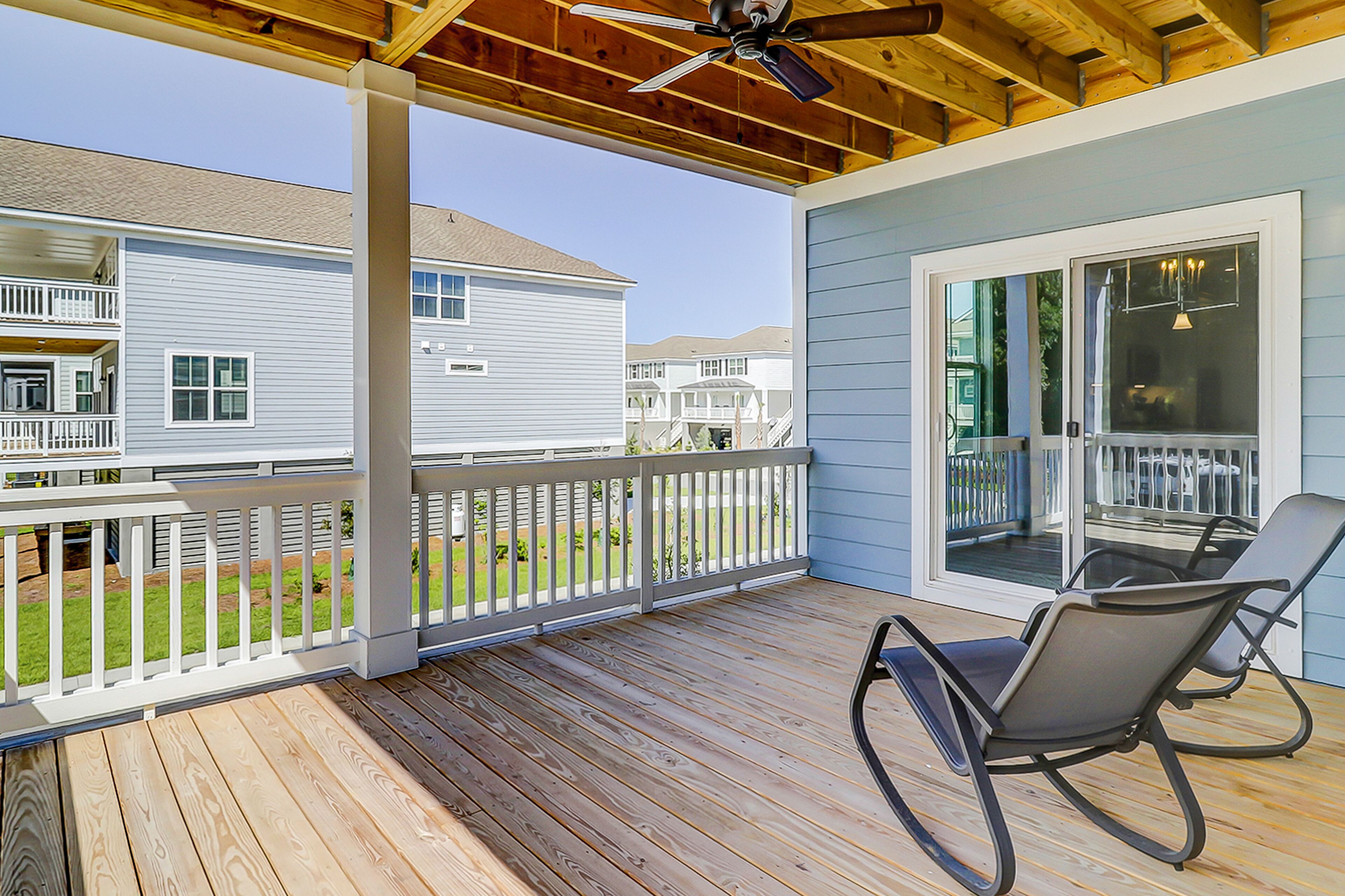 Walk to Fish Haul Beach - brand-new home with multiple decks, AC & fast WiFi
