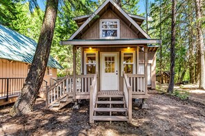 Exterior detail - Wonderful lakefront cabin & guesthouse with mountain view & private dock (Cle Elum)