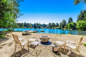 Property grounds - Wonderful lakefront cabin & guesthouse with mountain view & private dock (Cle Elum)