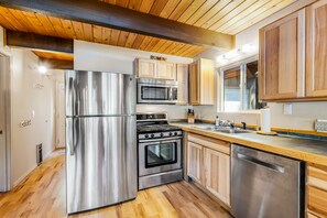 Refrigerador, microondas, horno y parrilla de estufa 