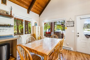 Dining - Wonderful lakefront cabin & guesthouse with mountain view & private dock (Cle Elum)