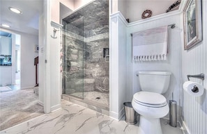 Dusche, Haartrockner, HandtĂŒcher